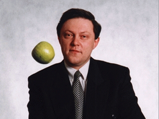 Григорий Явлинский на фоне эмблемы возглавляемой им партии