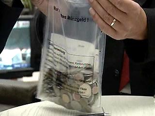 В банках Испании началась продажа так называемых "еврокошельков" -пластиковых мешочков с монетами евро