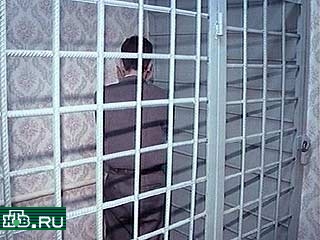 Сотрудникам Красноярского РУБОП удалось задержать крупного квартирного мошенника. Им оказался их бывший коллега Эдуард Джабаров, уволившийся из органов два года назад.