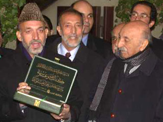 Глава временного афганского правительства Хамид Карзай получил в подарок от бывшего короля Афганистана Захир Шаха (на снимке справа) его личный экземпляр Корана