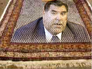Глава Таджикистана призвал "не выходить за рамки протокола и государственной атрибутики, а также не допускать использования изображения президента на ковровых, фарфоровых и других изделиях"