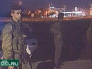 Последние полтора часа представители израильского военного командования на военной базе Увда возле города Эйлат ведут переговоры с террористами, которые в субботу угнали самолет ТУ-154, летевший из Махачкалы в Москву