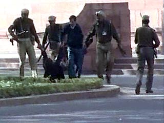 Какой срок грозит террористам. Нападение на индийский парламент 2001. Атака на парламент Индии в 2001 году фото. Террористы угрожают оружием. Теракт в Индии 2008 по часам.