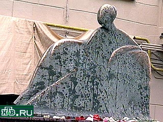 Сегодня в Москве был осквернен памятник Анне Ахматовой, установленный неделю назад во дворе дома N17 по Большой Ордынке. Скульптуру залили черной краской