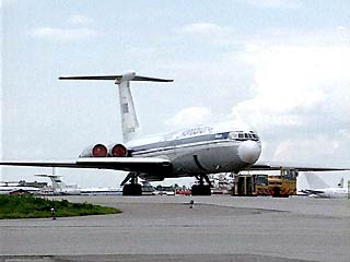Самолет ИЛ-62, летевший из Москвы в Баку, совершил вынужденную посадку в Махачкале