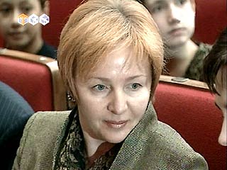 Людмила, жена президента, впервые дает интервью о своей жизни,  вскоре уже пытается унять слезы