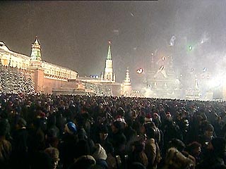 Многотысячная толпа заполнила центральные площади Москвы
