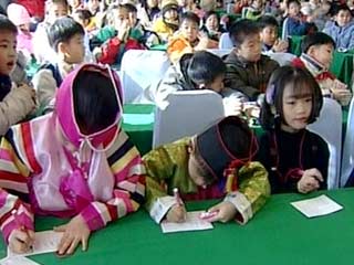 Самые маленькие жители Южной Кореи направили новогодние поздравления своим северным соседям