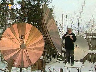 Огород жителя деревни Средний Бугалыш Свердловской области Александра Вичтомова напоминает телевизионный спутниковый центр