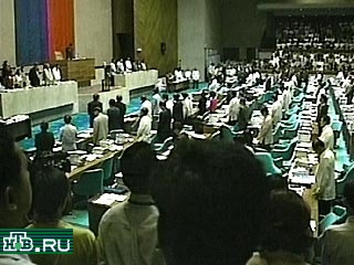 Нижняя палата парламента Филиппин вынесла импичмент президенту страны Джозефу Эстраде. Он обвиняется в получении многомиллионных взяток от нелегального игорного бизнеса