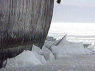 Команда ледокола Санкт-Петербургского морского порта "Иван Крузенштерн" сняла со льдины в Финском заливе четверых рыбаков