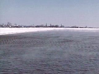 Пиротехникам МЧС России и саперам Минобороны удалось разрушить ледовый затор в устье реки Кубань