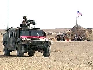 Морские пехотинцы пытаются обнаружить вооруженных людей, которые атаковали авиабазу в Кандагаре