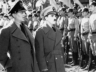 Найдена уникальная цветная кинопленка, на которой запечатлены рабочие моменты съемки фильма Чарли Чаплина "Великий диктатор" в 1940 году