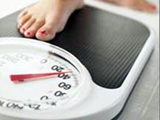 Один мужчина с весом 79,9 килограмма прочитал на своем листочке: "Ты немного полноват"