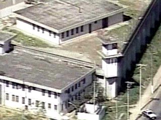 Вертолет, неожиданно появившийся над территорией тюремного комплекса в городе Сан-Паулу, совершил посадку во внутреннем дворе тюрьмы