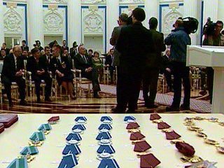 Праздничная церемония прошла в Кремле. Глава государства вручал ордена и медали выдающимся деятелям науки и культуры