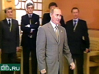 Президент России Владимир Путин высоко оценил вклад президента США Билла Клинтона в развитие российско-американских отношений