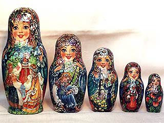 В красочной экспозиции представлены куклы в национальных костюмах различных регионов России