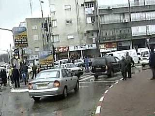 В 5:30 утра по московскому времени палестинец выезжал из города Калькилия, и на КПП совершил наезд на своем автомобиле Subaru на израильского солдата