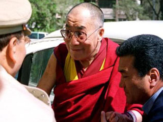 Далай-лама прибывает в бомбейский госпиталь Лилавати