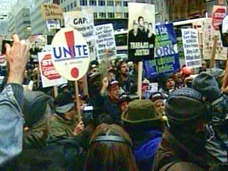 Антиглобалисты выходят на демонстрации с плакатами "Права человека, а не жадность корпораций!" и "Долой капитализм"
