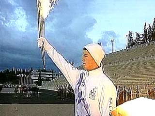 Участники эстафеты олимпийского огня пытаются перепродать факелы, которые они несли