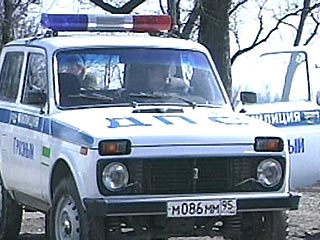 В Курчалоевском районе Чечни патрульный автомобиль "Жигули", в котором находилось четверо милиционеров, был подорван на радиоуправляемом фугасе на автодороге вблизи моста через реку Гумс