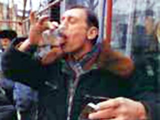Создатель безалкогольного зелья, инвалид из Пушкина, запретил репортерам из газеты фотографировать себя, а тем более, раскрыть секрет приготовления напитка