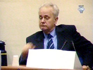 Слободан Милошевич отказался в среду выступать на процессе в Международном трибунале для бывшей Югославии