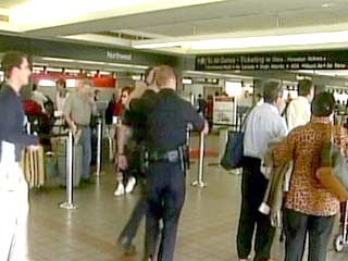Проверка пассажиров и их багажа в 429 аэропортах США перешла под полный контроль федеральных властей