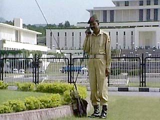 Пакистан опровергает заявления премьер-министра Индии Атара Бихари Ваджпаи о нахождении в стране бен Ладена