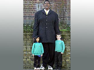Житель Лондона претендует на право считаться самым высоким человеком в мире. Его рост составляет 2 метра 36 сантиметров