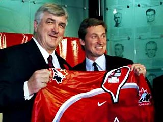 Главный тренер канадцев Пэт Куинн (слева)и генеральный менеджер Уэйн Гретцки
