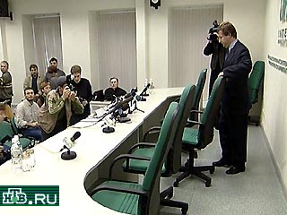 Соглашение, подписанное сегодня между "Газпромом" и "Медиа-Мостом", показывает, что суть конфликта "носит исключительно экономический характер, и мы ни в коей мере не покушаемся на независимость СМИ", - заявил руководитель "Газпром-Медиа" Альфред Кох