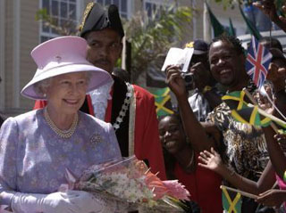 Подданные приветствуют королеву