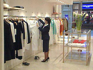 Возле рядов одежды, где нет ни одной вещи дешевле ста долларов, в обычные дни не увидишь никого, кроме продавцов