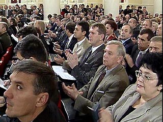 230 делегатов из различных регионов страны принимают участие в учредительном съезде Социалистической единой партии России, который открылся в поселке Московский