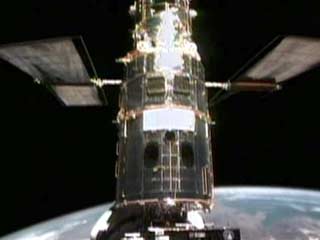 Космический "челнок" Columbia осуществил в стыковку с орбитальным телескопом Hubble