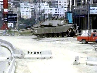Израильские танки вторглись в воскресенье вечером в города Хеврон и Дженин на Западном берегу реки Иордан