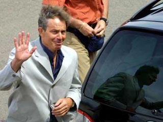 Тони Блэр встретил лидеров Европы в рубашке с обнаженными красотками