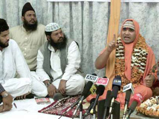 Индусский духовный лидер на встрече с представителями мусульман