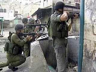 Израильские солдаты в ходе перестрелки в районе палестинского города Рамаллаха ранили египетского журналиста Тарика Абдель Джабера