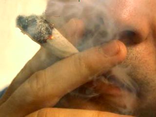 Стремительно развивающаяся табачная индустрия заставляет Голливуд "плодить и размножать" курящих экранных персонажей
