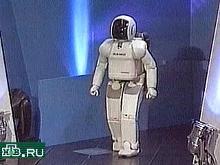 На сцену перед зрителями робот Асимо вышел твердой походкой, совсем по-человечески помахивая при ходьбе руками