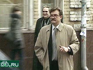 Около двух часов дня Евгений Киселев приехал на допрос в здание Генеральной Прокуратуры. По последним сообщениям, сейчас он уже дает свидетельские показания