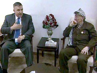 Руководитель Палестинской национальной администрации Ясир Арафат встретился со спецпредставителем США на Ближнем Востоке Энтони Зинни