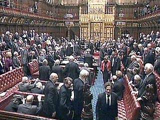 Подавляющим большинством - 331 голосом против 74 - лорды отвергли предложение лейбористского правительства запретить охоту