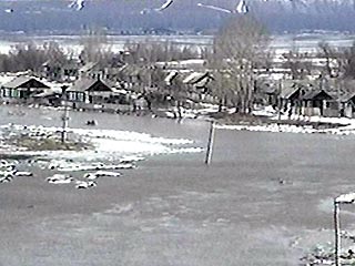 В городе Бийске Алтайского края в результате резкого таяния снега на полях подтоплено около 80 частных домов