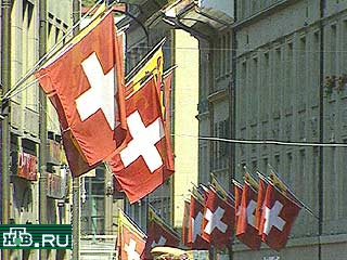 Мощный взрыв прогремел сегодня рано утром у дверей консульства Франции в Цюрихе. В результате взрыва бомбы была сильно изуродована парадная дверь консульства, в здании также оказались выбитыми практически все окна